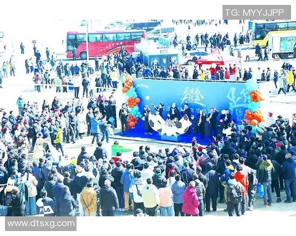 足球明星大巴车盛装出发球迷热情高涨共迎精彩赛事