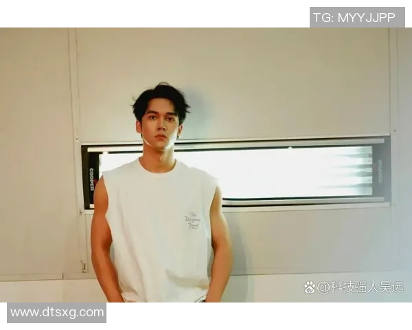 足球明星早期穿搭风格回顾展现个性与时尚的完美结合